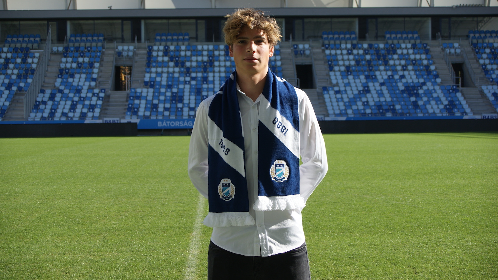 Első profi szerződését írta alá Miknyóczki Ádám