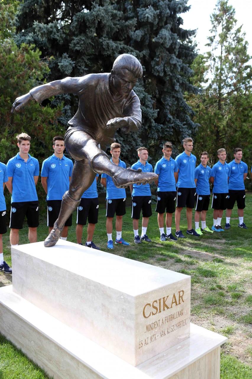 „Mindent a futballnak és az MTK-nak köszönhetek.” Szoboravatás Agárdon, a Sándor Károly Labdarugó Akadémián (GALÉRIA)