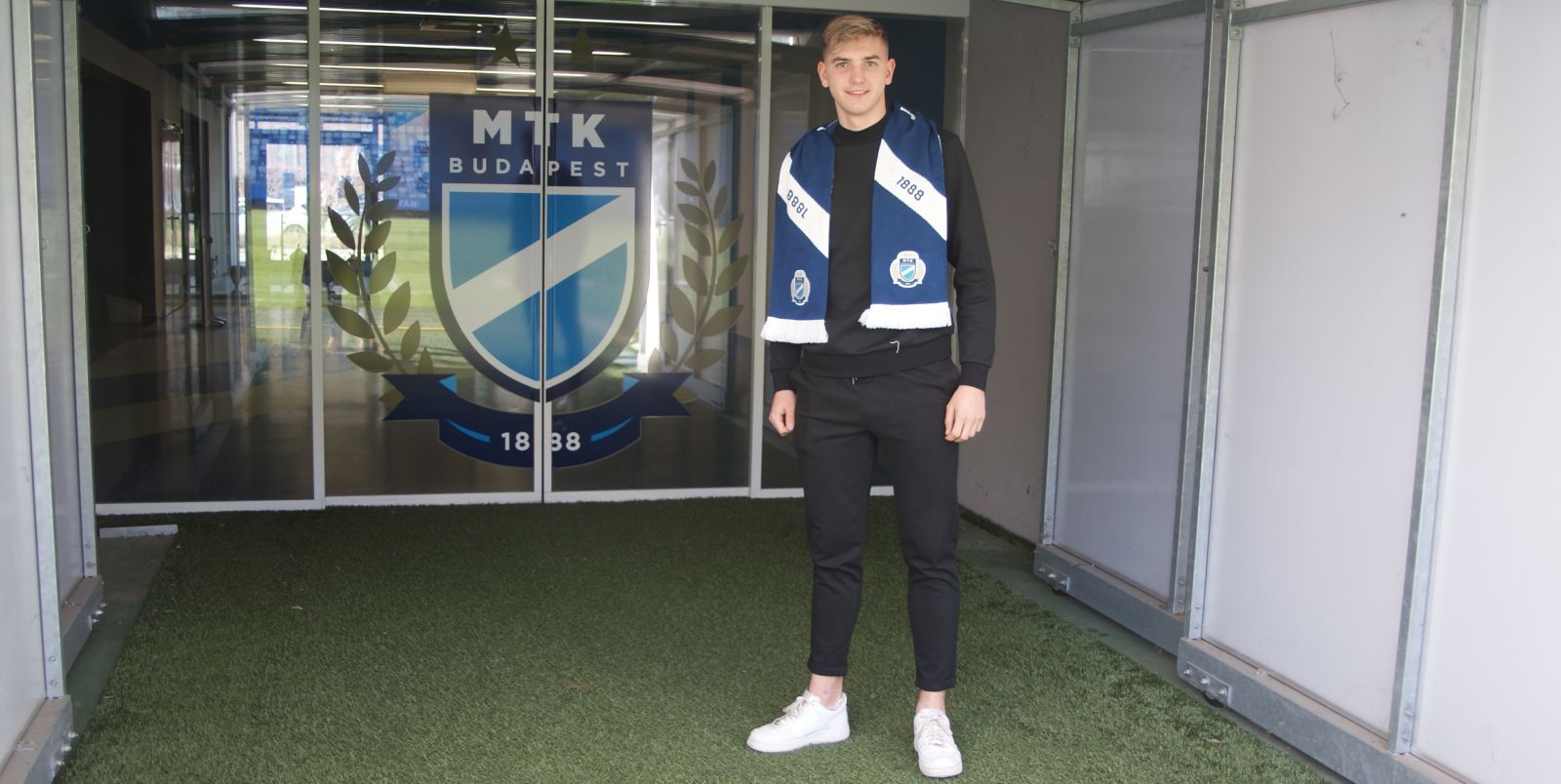 Öt akadémistánk is aláírta első profi szerződését (képgaléria)