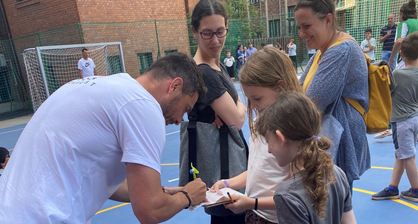 Csütörtökön avatták az MTK támogatásával létrejött sportpályát az ELTE Radnóti Miklós Gyakorlóiskolában