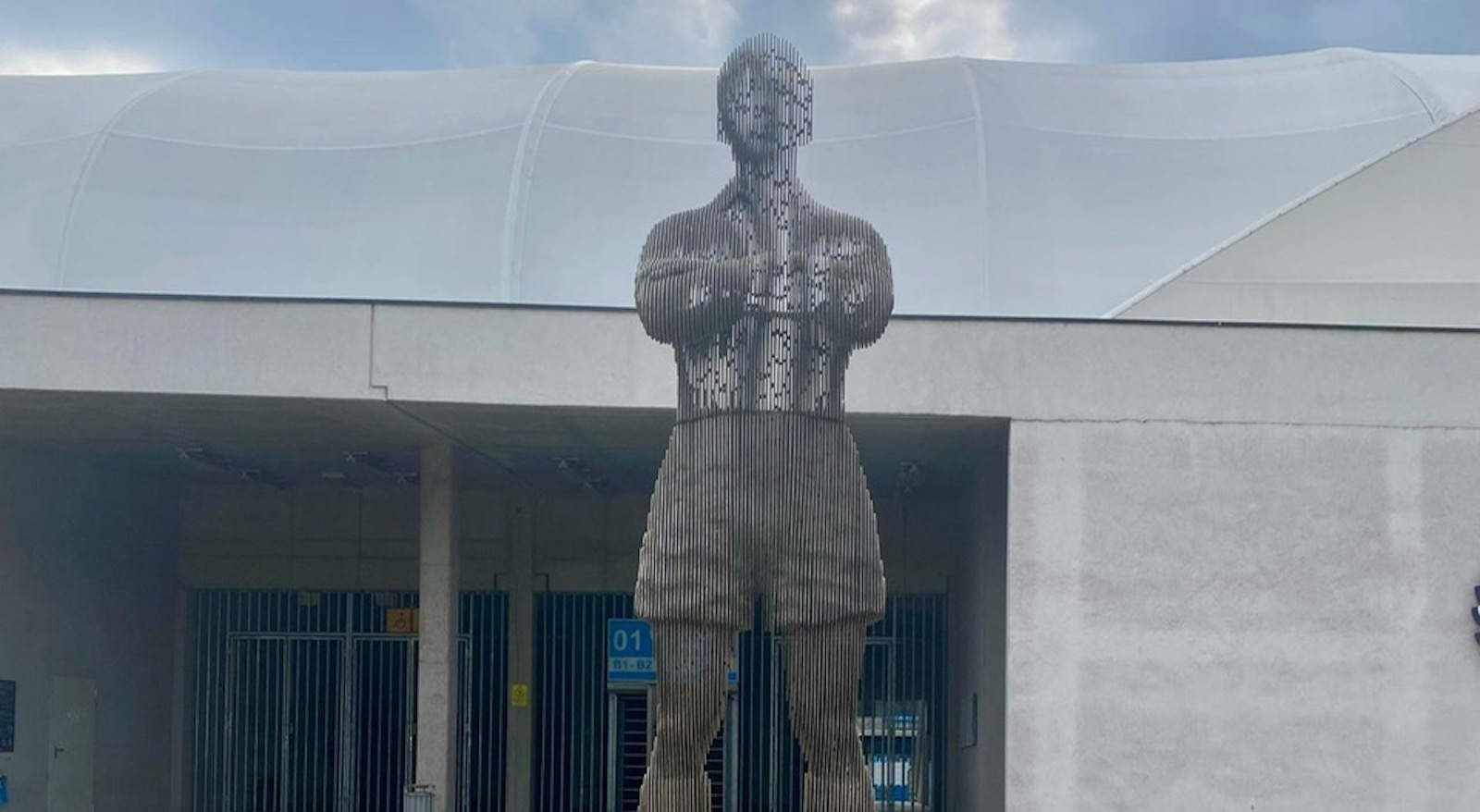 AZ ARANYCSAPAT MTK-S KÖTŐDÉSŰ JÁTÉKOSAI IRÁNTI TISZTELETBŐL HELYEZETT EL KOSZORÚKAT KLUBUNK (képgaléria)