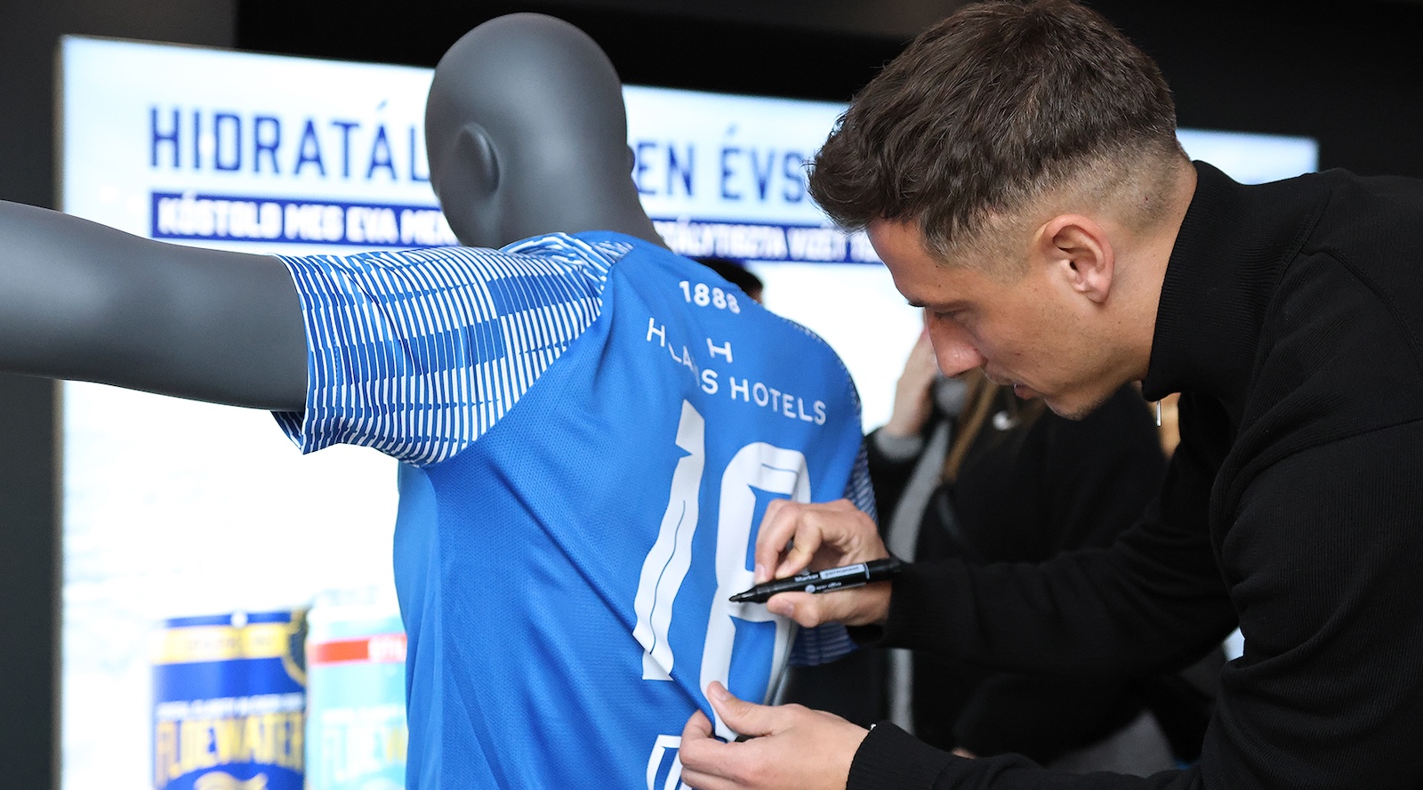 Megnyílt a 11teamsports boltja a stadionban (képgaléria)